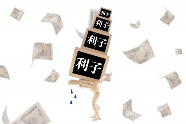お金を手に頭を抱える。平塚市で債務整理の無料相談ができます